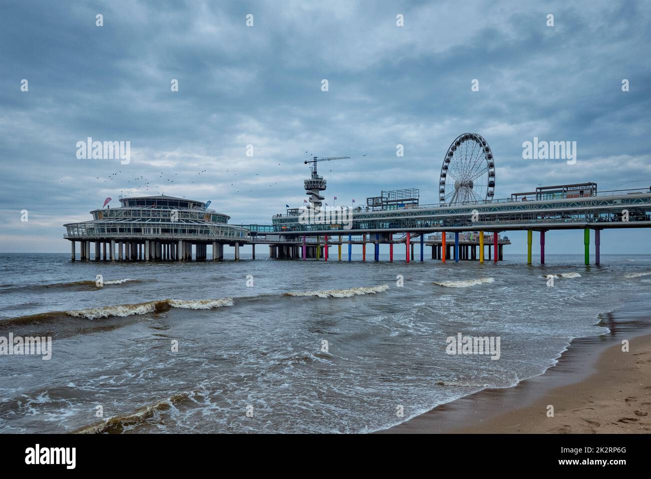 La plage Scheveningen Pier Strandweg à la Haye avec la grande roue. La Haye, pays-Bas Banque D'Images