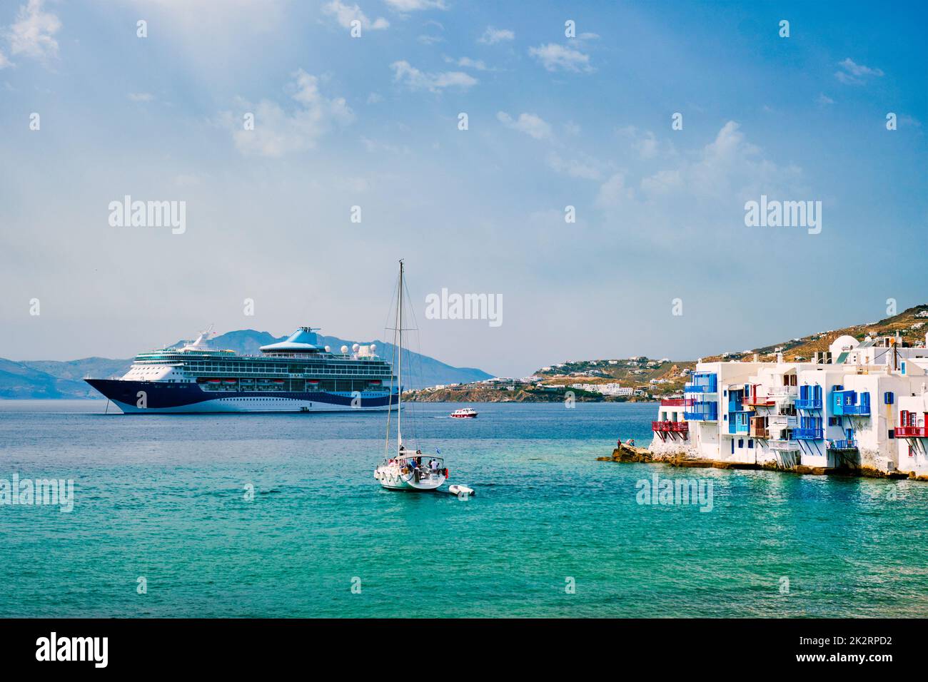 Maisons de la petite Venise dans la ville de Chora Mykonos avec yacht et bateau de croisière. Île de Mykonos, Greecer Banque D'Images