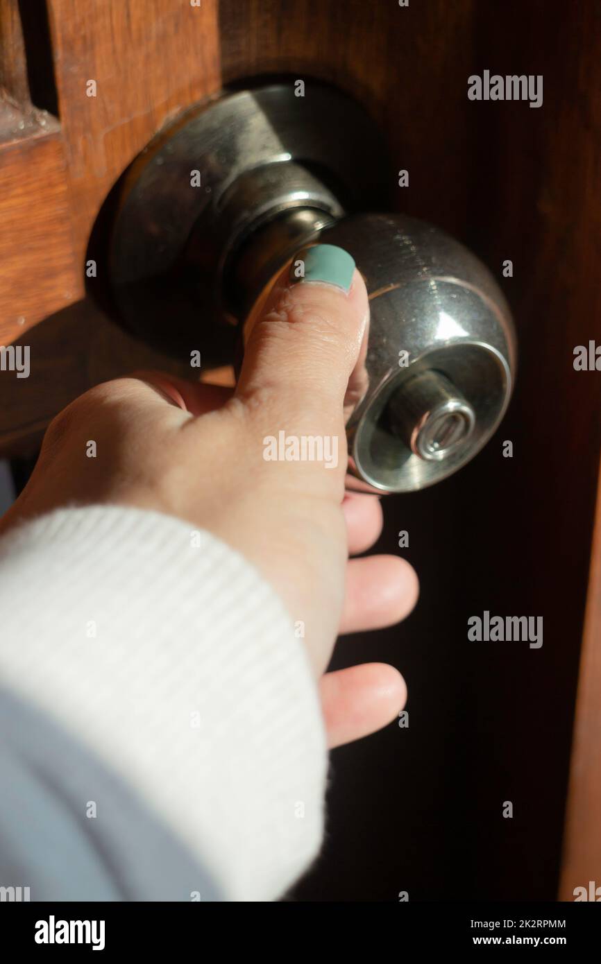 Ouvrez la porte en verre en bois à la main Banque D'Images