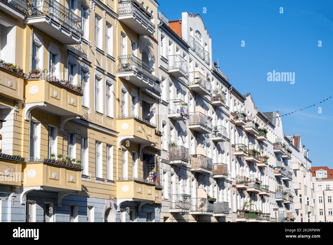 Beaux anciens immeubles d'appartements rénovés vus à Berlin, en Allemagne Banque D'Images