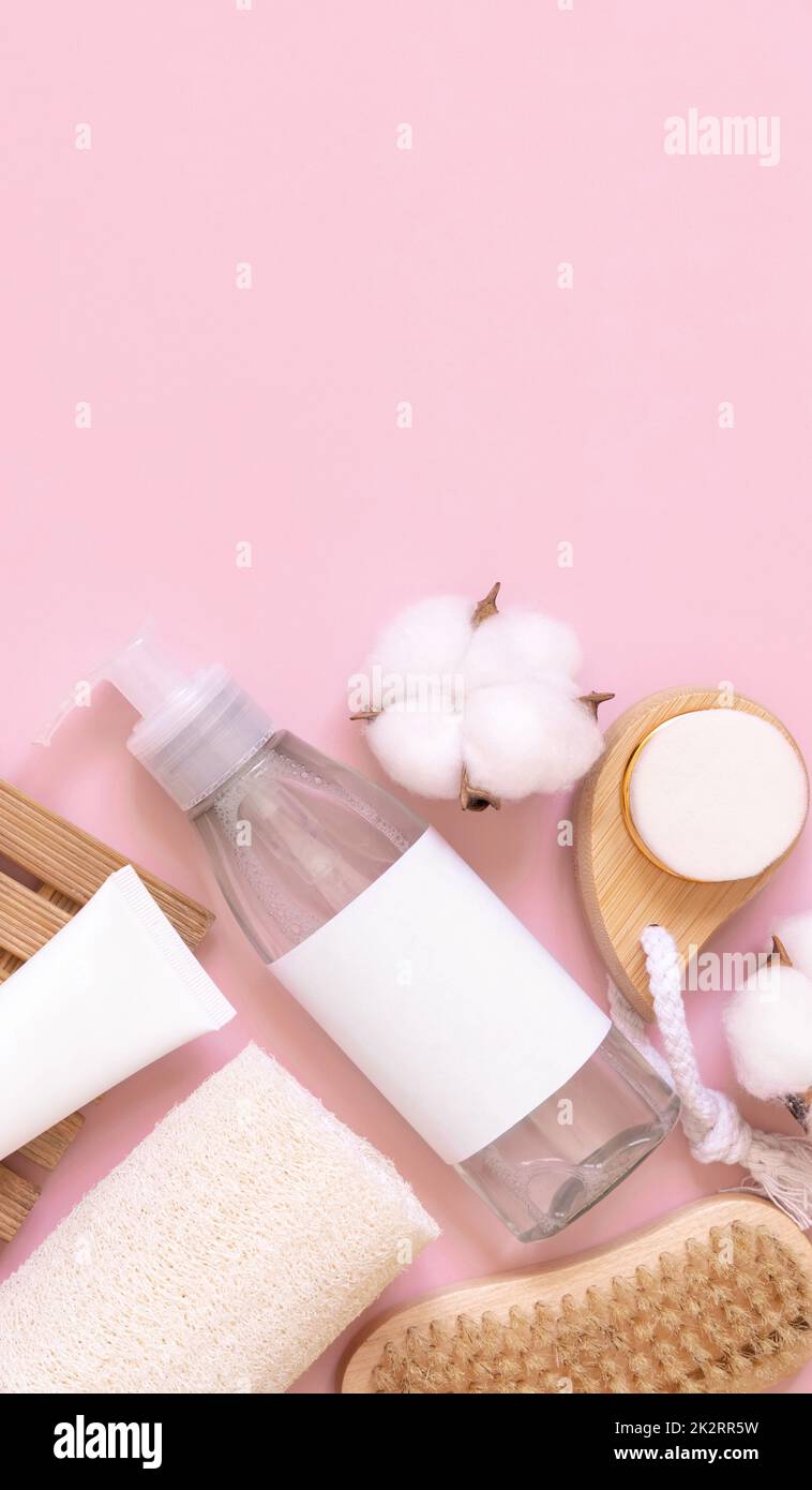 Cosmétiques faits maison en tubes et en bouteilles et accessoires naturels sur rose, maquette Banque D'Images