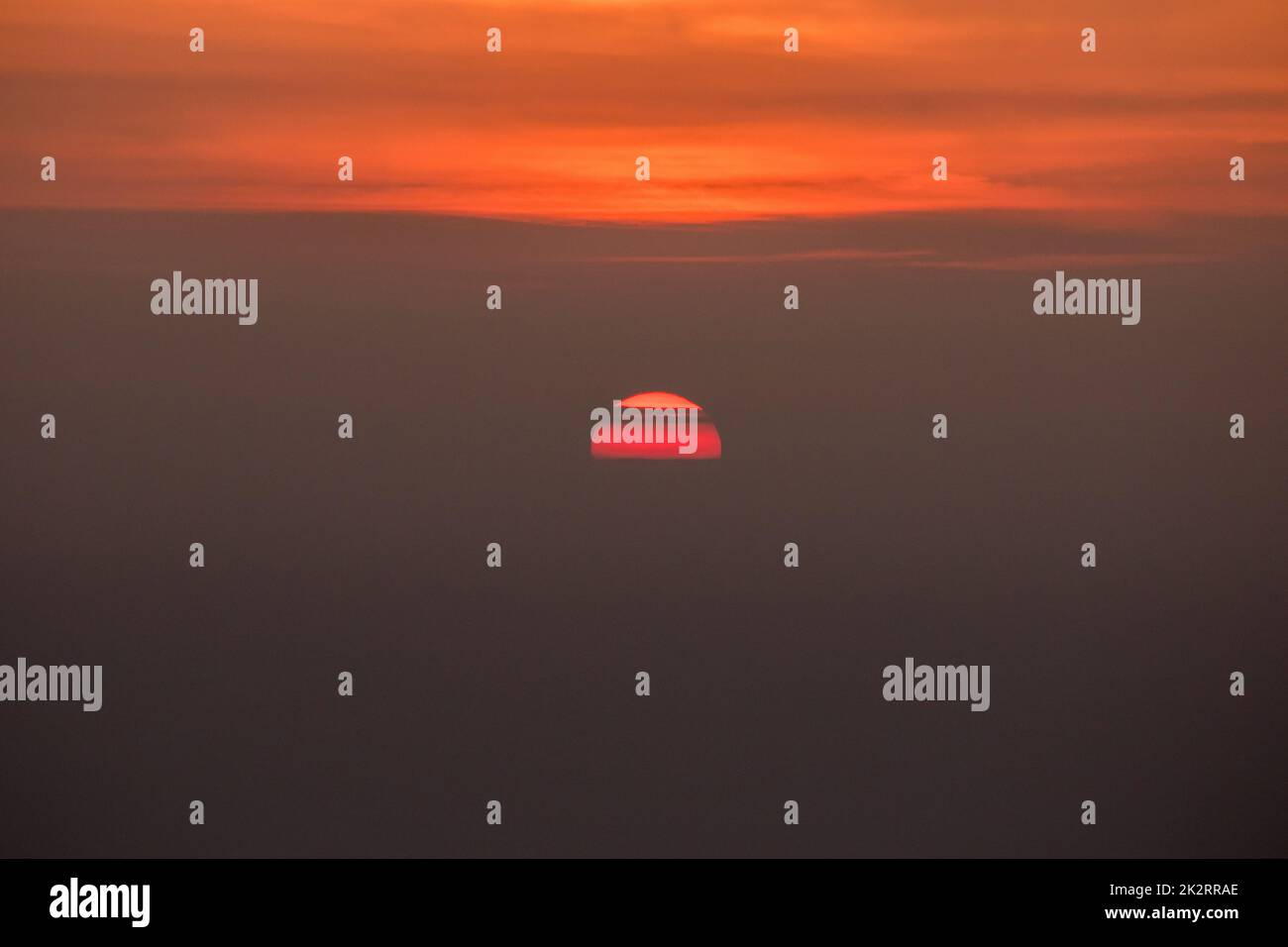 Le soleil se lève le matin avec une belle lumière orange. Banque D'Images