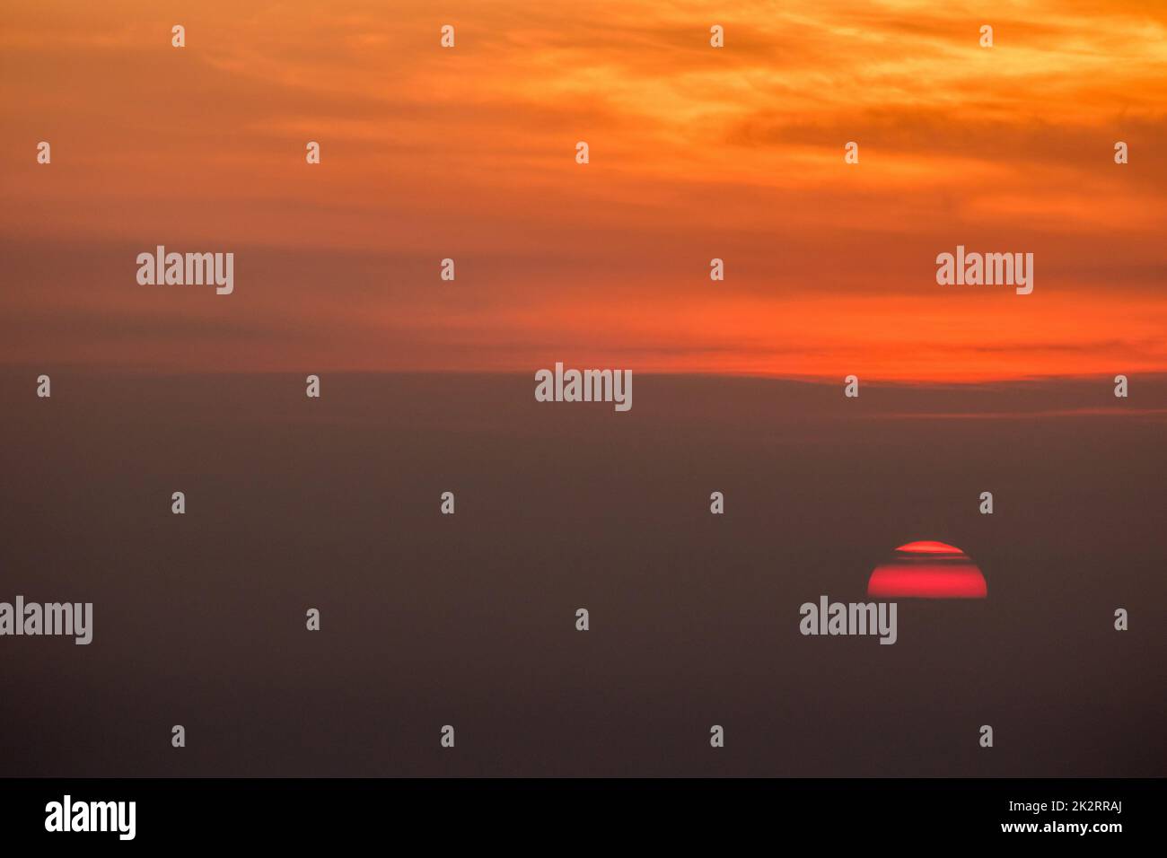 Le soleil se lève le matin avec une belle lumière orange. Banque D'Images