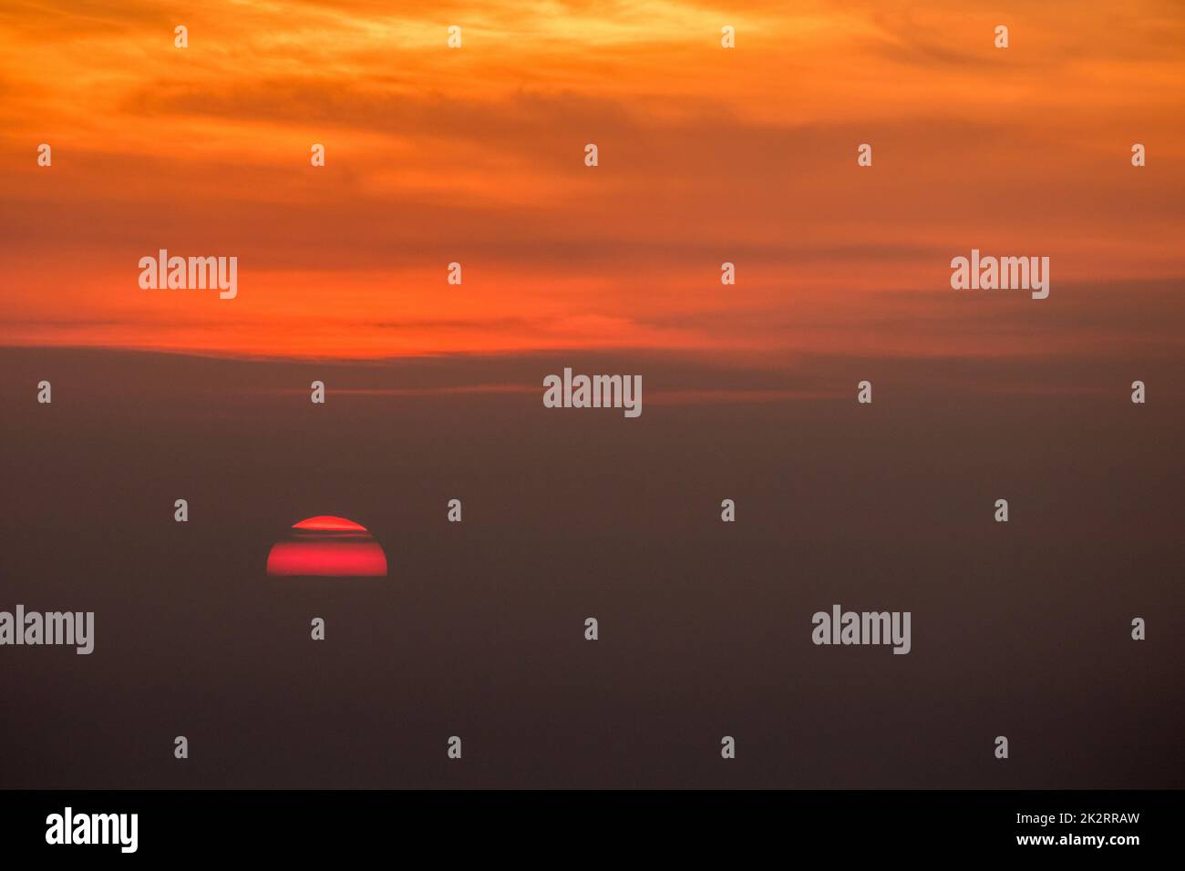 Le soleil se lève le matin avec une belle lumière orange. Banque D'Images