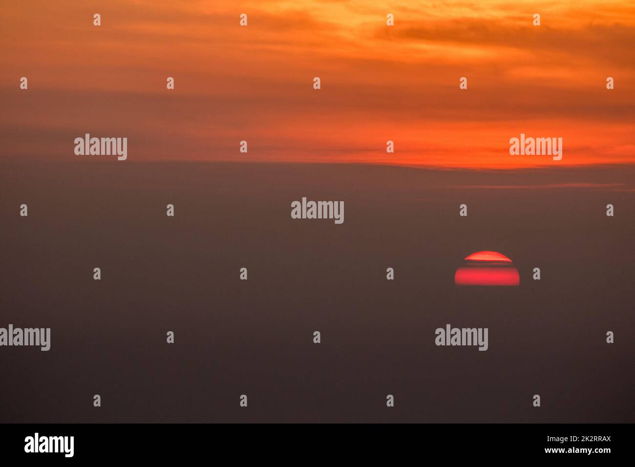 Le soleil se lève le matin avec une belle lumière orange. Banque D'Images