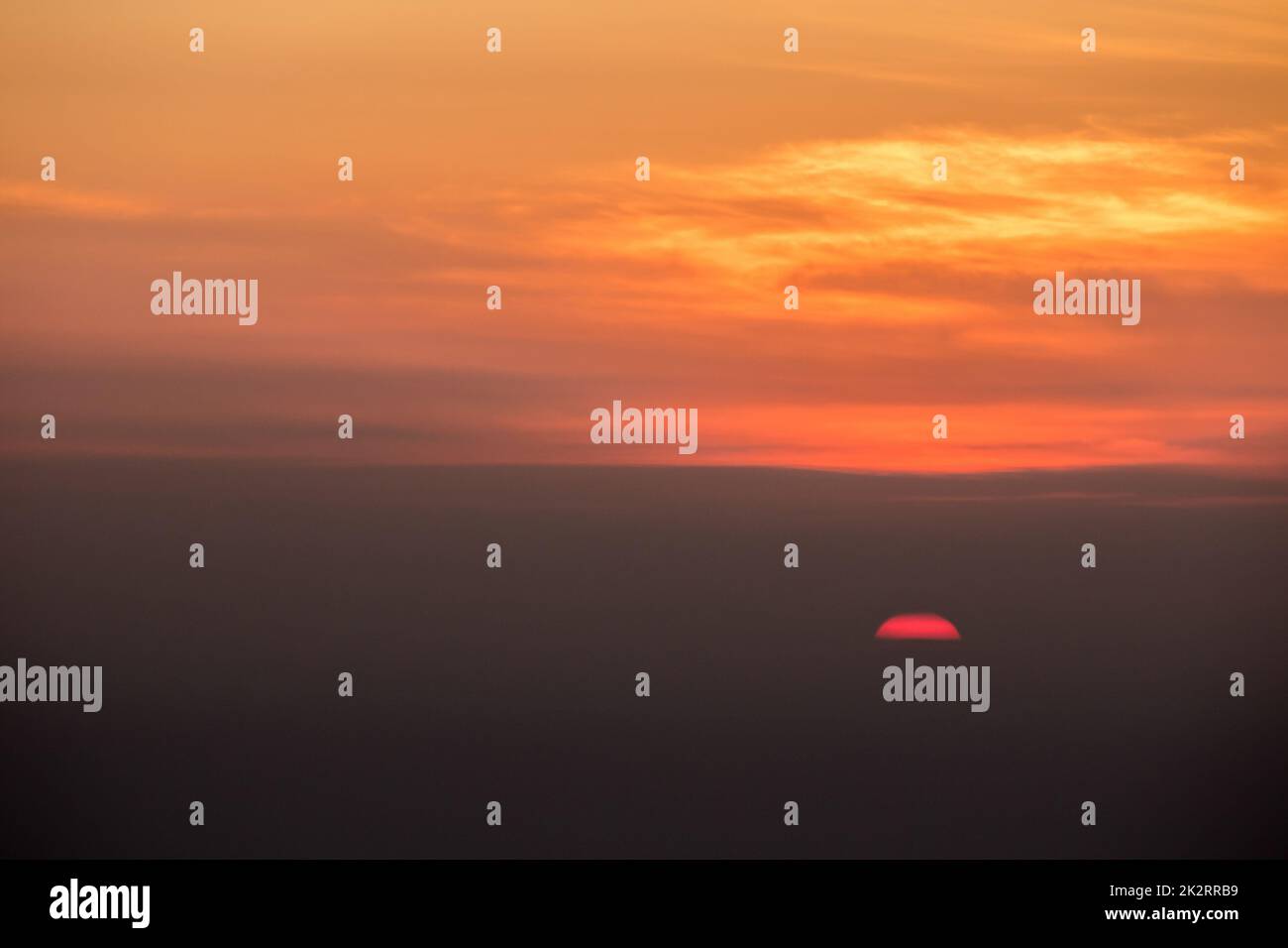 Le soleil se lève le matin avec une belle lumière orange. Banque D'Images