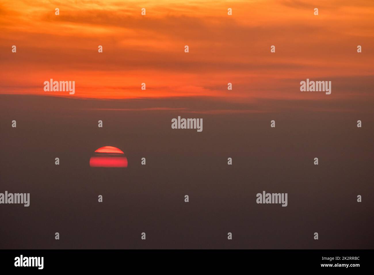 Le soleil se lève le matin avec une belle lumière orange. Banque D'Images