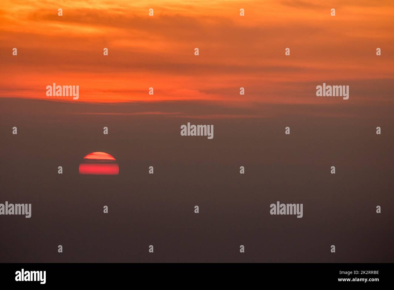 Le soleil se lève le matin avec une belle lumière orange. Banque D'Images