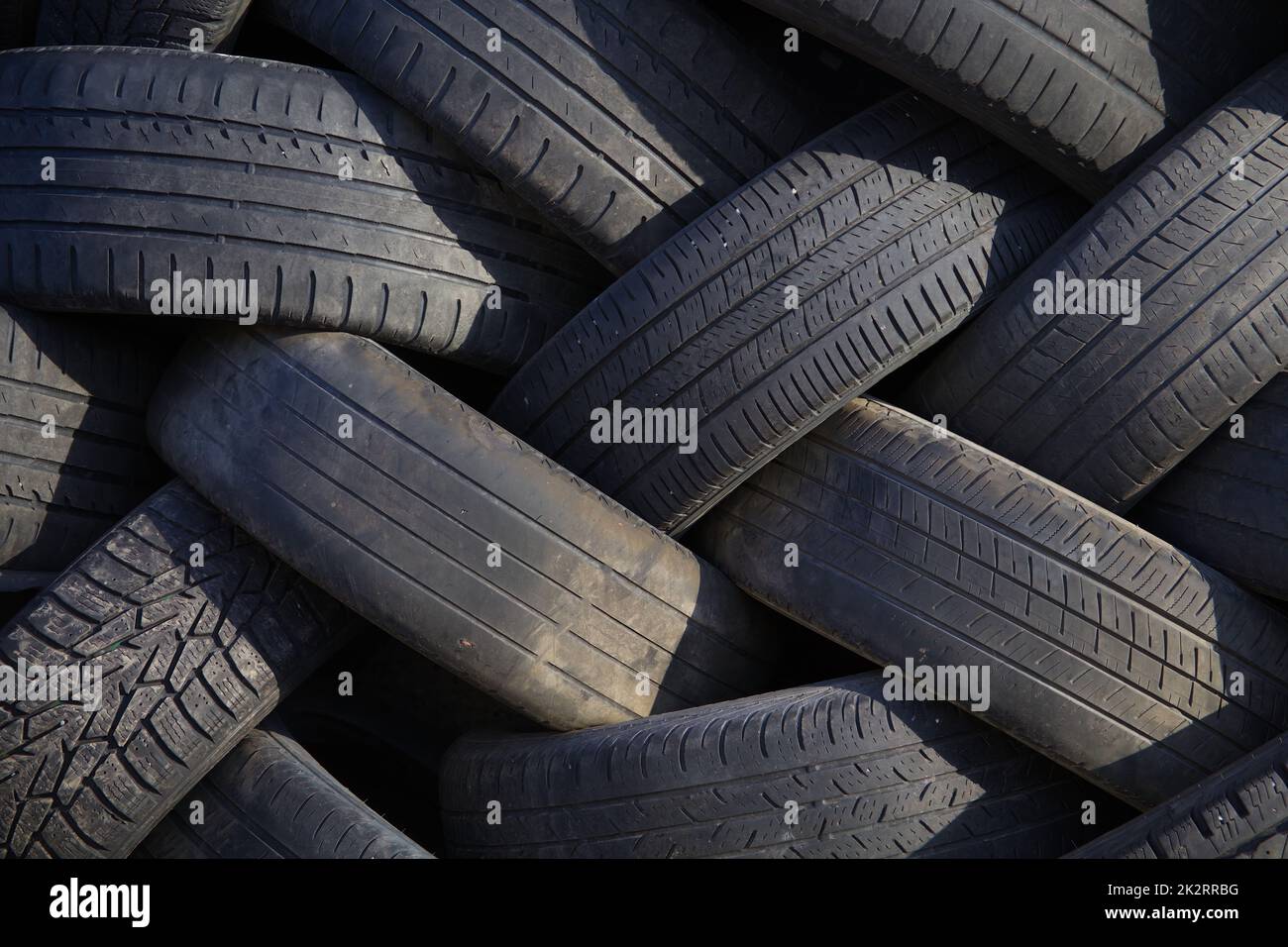 déchets de garage de pile de pneus usagés pour le recyclage de fond en caoutchouc noir Banque D'Images