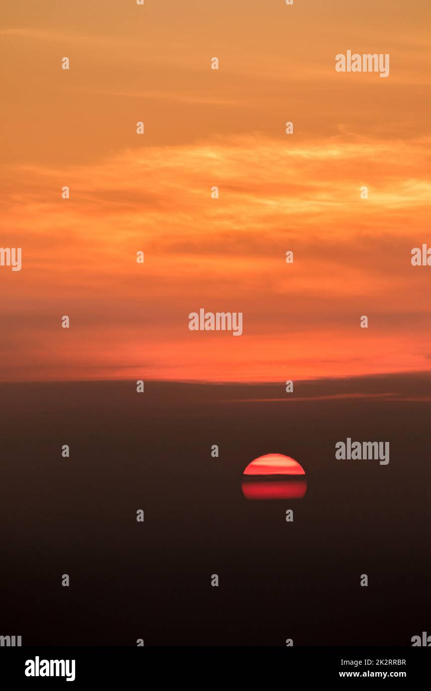 Le soleil se lève le matin avec une belle lumière orange. Banque D'Images