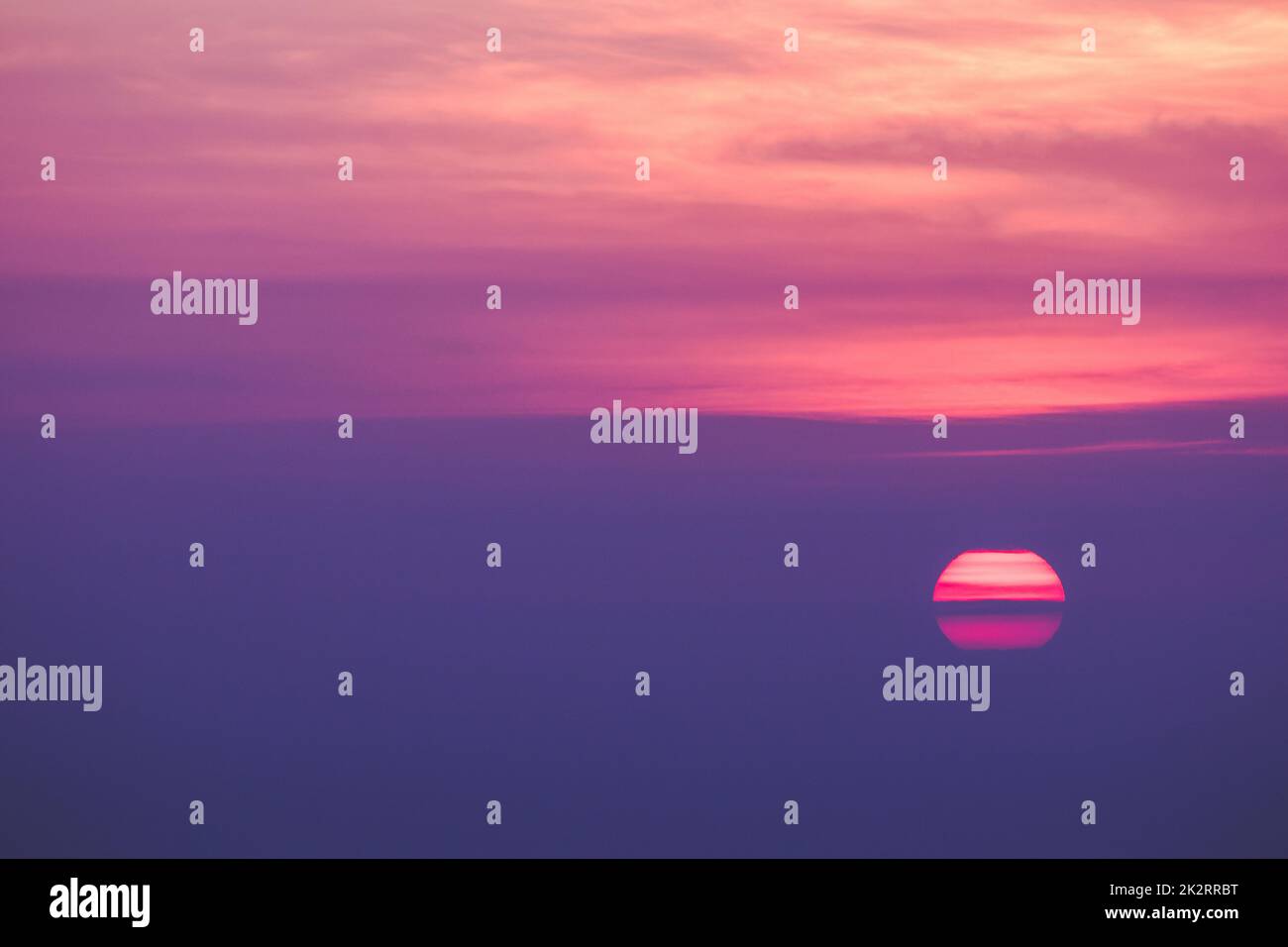 Le soleil se lève le matin avec une belle lumière orange. Banque D'Images