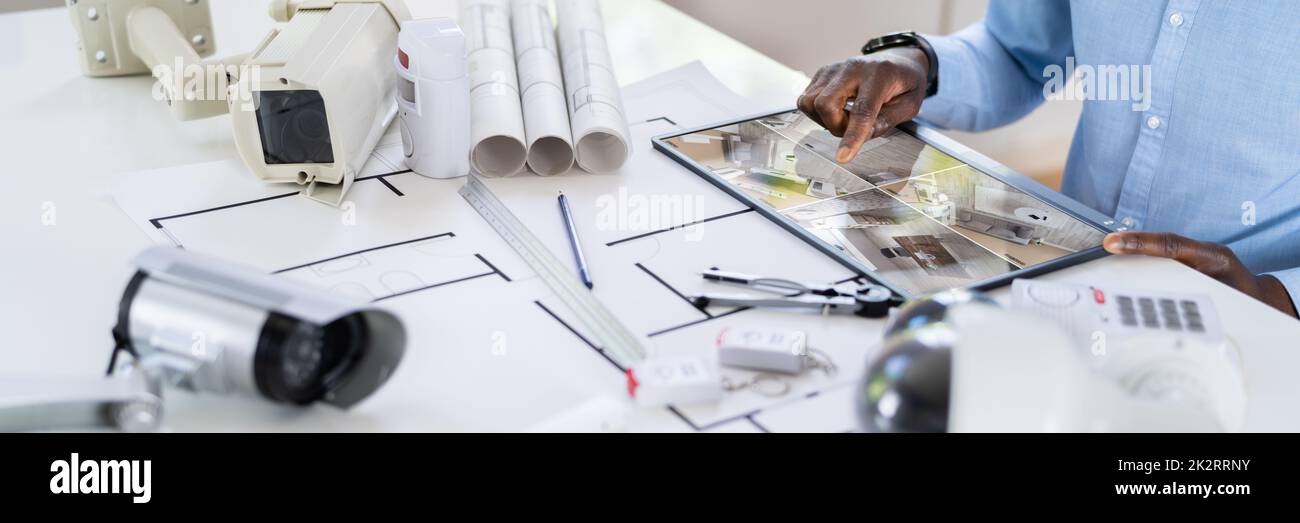 Personne regardant des vidéos sur une tablette avec un équipement de sécurité Banque D'Images