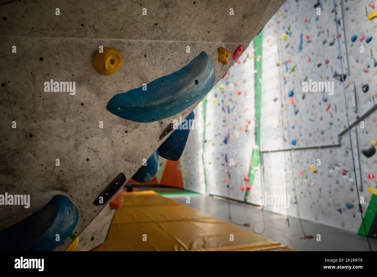 Mur d'escalade avec prises d'escalade dans la salle de sport Banque D'Images