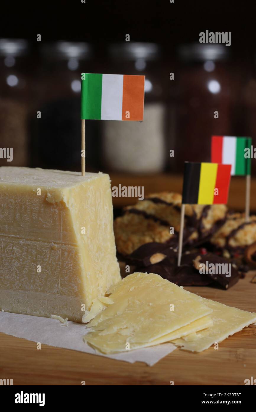 Fromage irlandais avec macarons au chocolat belge et à la noix de coco dans une cuisine rustique Banque D'Images