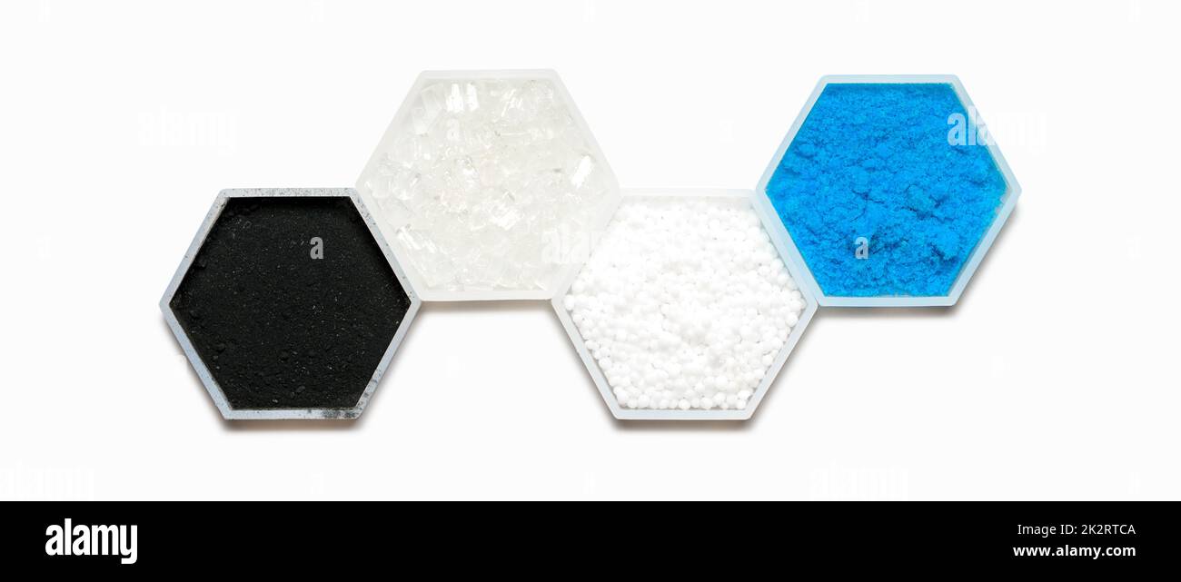 Ingrédient chimique dans un récipient hexagonal de forme moléculaire. Charbon de carbone, thiosulfate de sodium, carbamide et sulfate de cuivre (II). Banque D'Images