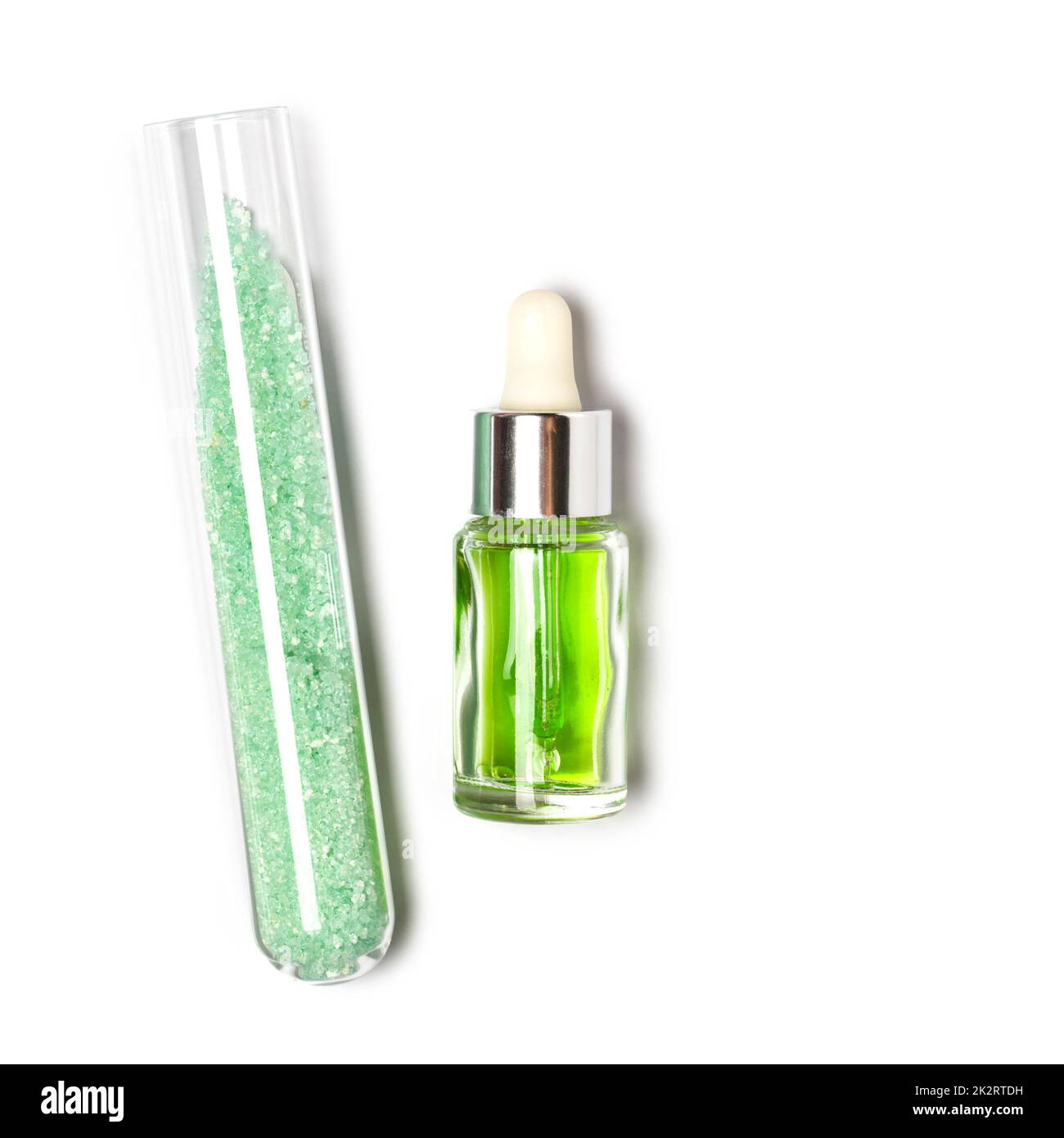 Liquide sulfate de fer (II) dans un flacon compte-gouttes placer à côté du sulfate de fer dans le tube à essai. Gros plan sur l'ingrédient chimique sur la table de laboratoire blanche. Banque D'Images