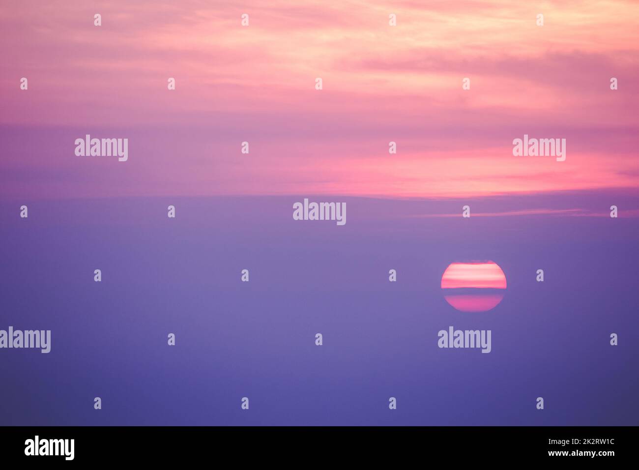 Le soleil se lève le matin avec une belle lumière orange. Banque D'Images