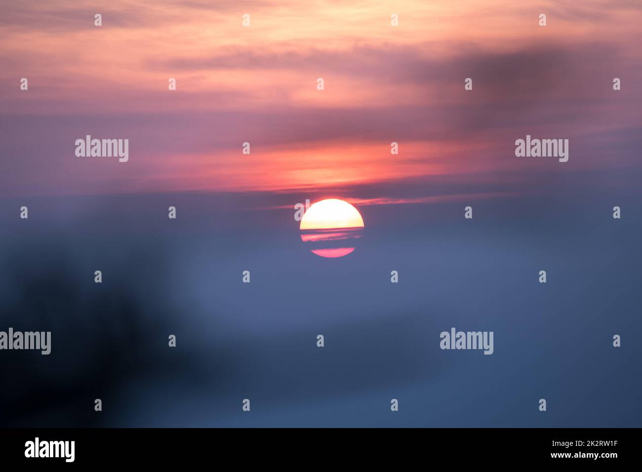 Le soleil se lève le matin avec une belle lumière orange. Banque D'Images