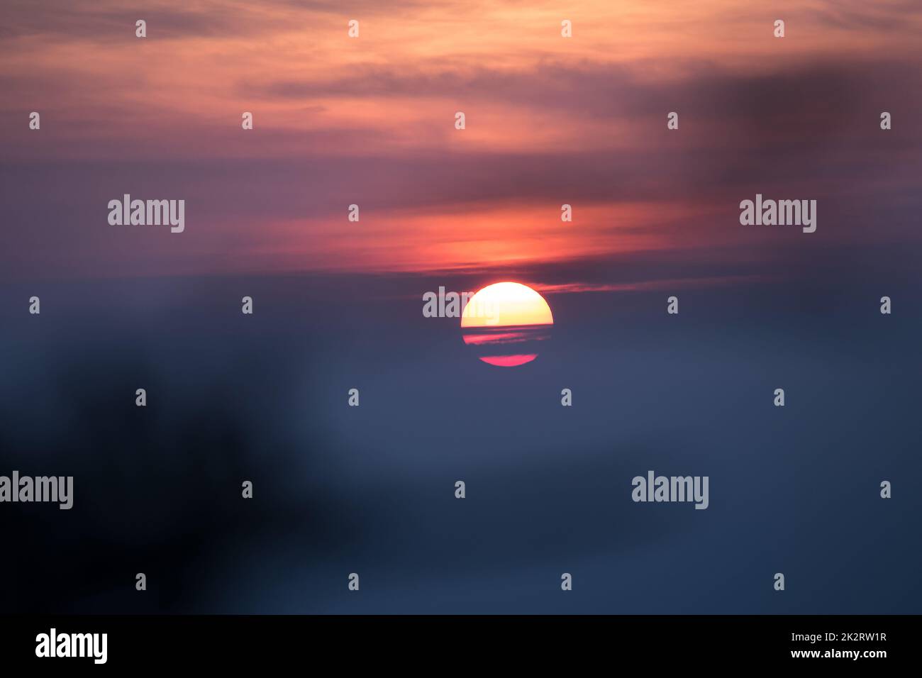 Le soleil se lève le matin avec une belle lumière orange. Banque D'Images
