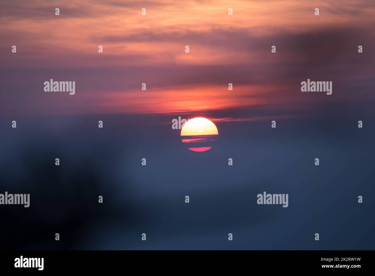 Le soleil se lève le matin avec une belle lumière orange. Banque D'Images