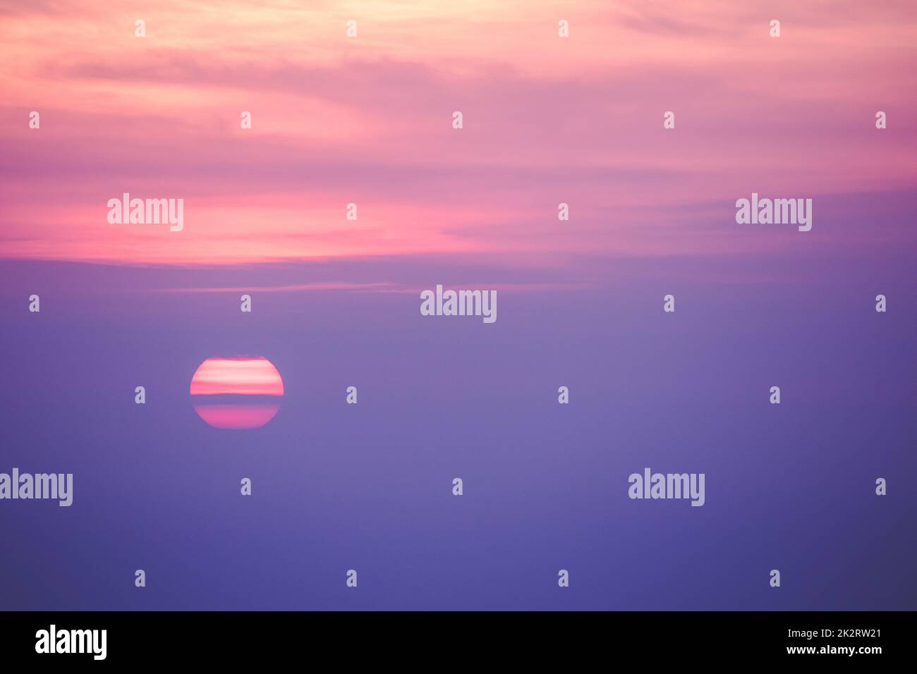 Le soleil se lève le matin avec une belle lumière orange. Banque D'Images