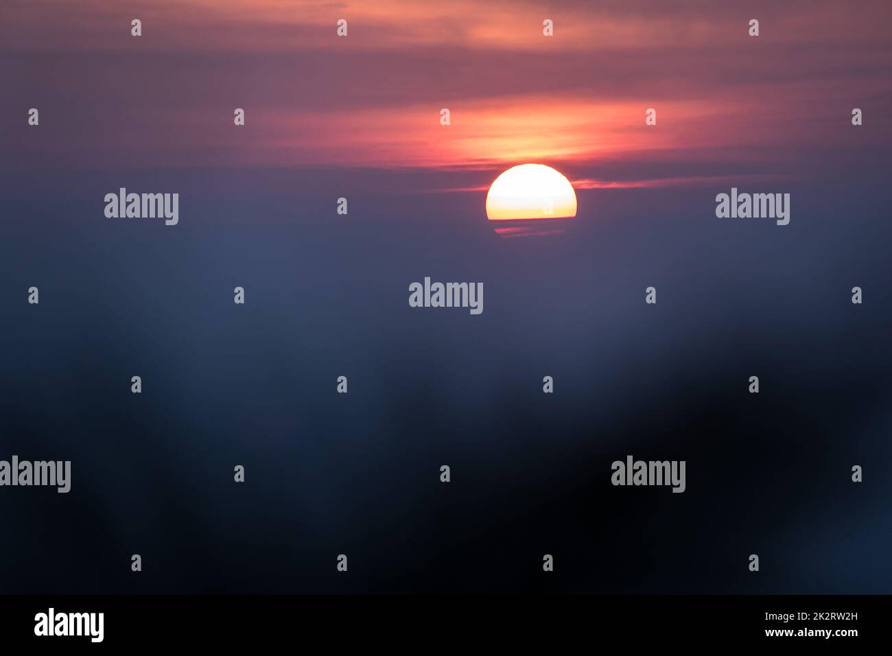 Le soleil se lève le matin avec une belle lumière orange. Banque D'Images