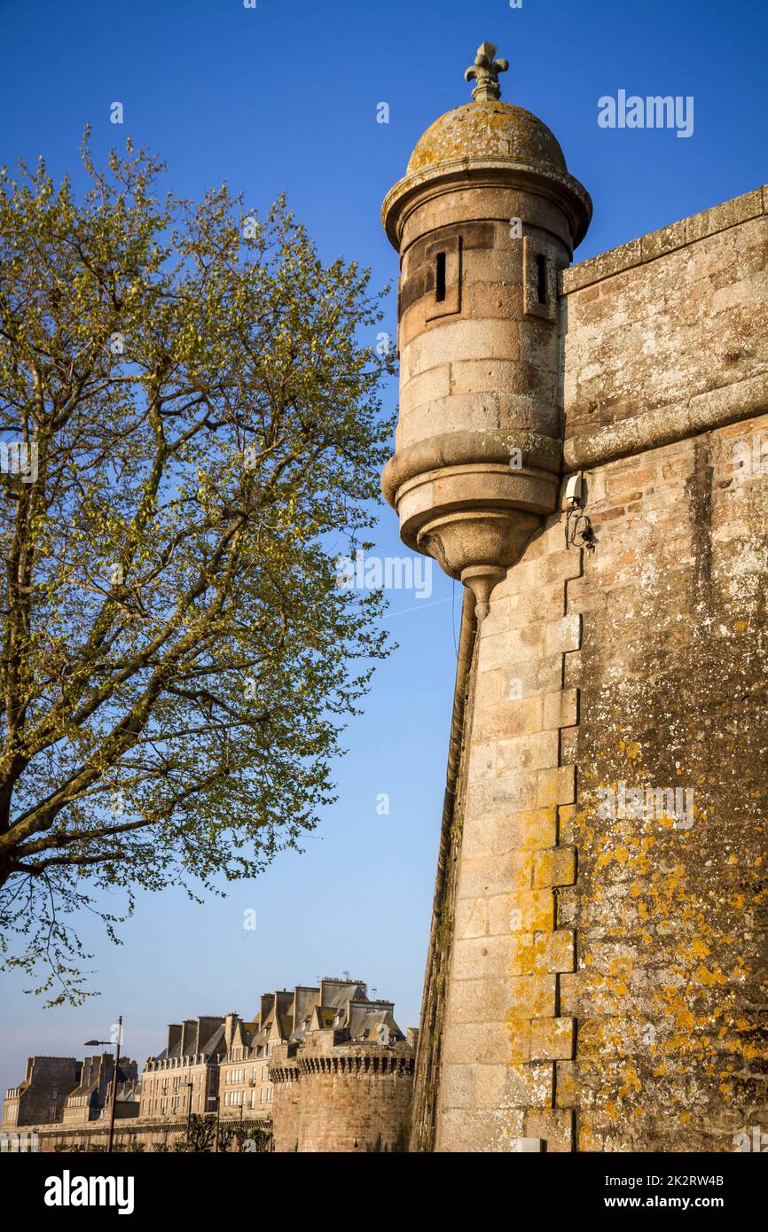 Remparts fortifiés et ville de Saint-Malo, Bretagne, France Banque D'Images