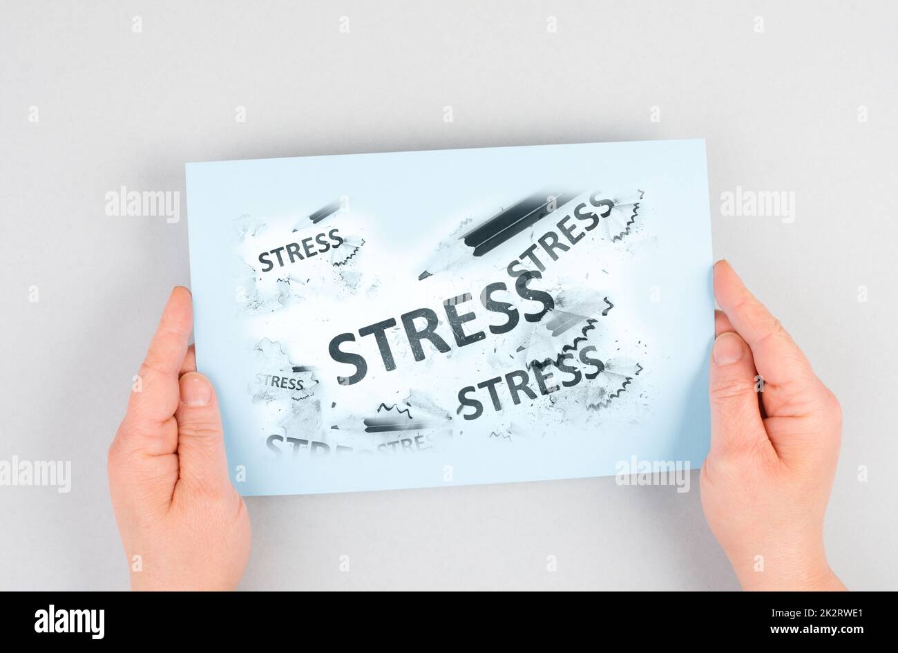 Le mot stress se trouve sur un papier, un stylo à gomme, un concept de brunissage, un équilibre de vie professionnelle, une rupture par épuisement Banque D'Images
