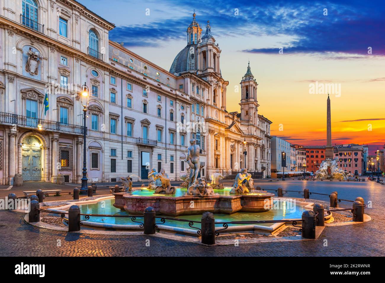 Célèbre Piazza Navona au coucher du soleil avec des bâtiments et des fontaines, Rome, Italie Banque D'Images