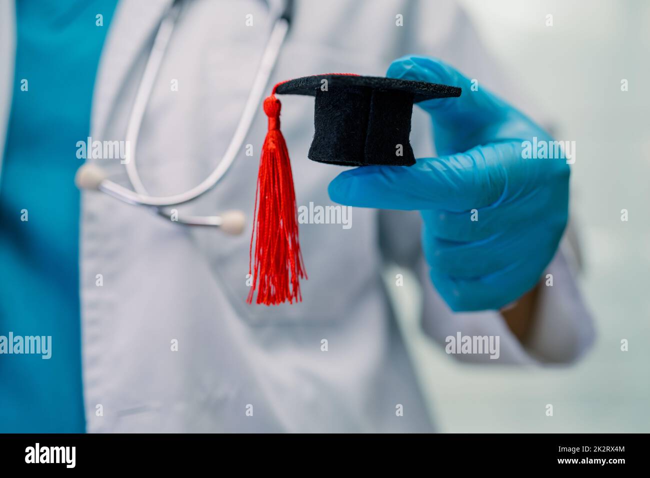 Étude de médecin asiatique apprendre avec la remise des diplômes chapeau Gap dans la salle d'hôpital, génie intelligent brillant éducation médecine concept. Banque D'Images