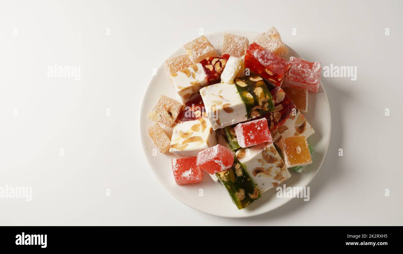 Délices turcs variés Rahat lokum. Cubes colorés de délices turcs. Ramadan bayrami (eid al fitr) et KUrban bayrami (eid al adha) photo de fond. Banque D'Images