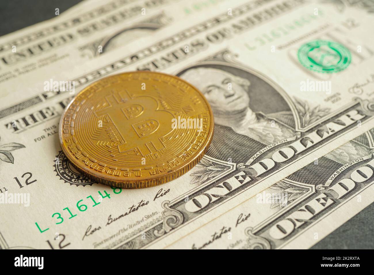 Bitcoin d'or sur les billets en dollars américains argent pour les affaires et le commerce, monnaie numérique, crypto-monnaie virtuelle, technologie blockchain. Banque D'Images