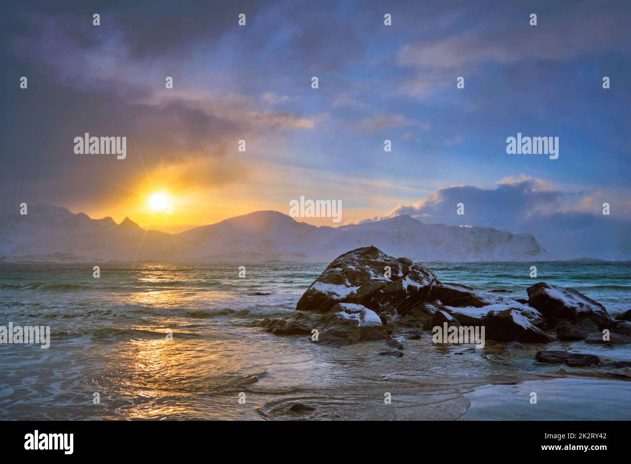 Skagsanden beach sur le coucher du soleil, îles Lofoten, Norvège Banque D'Images