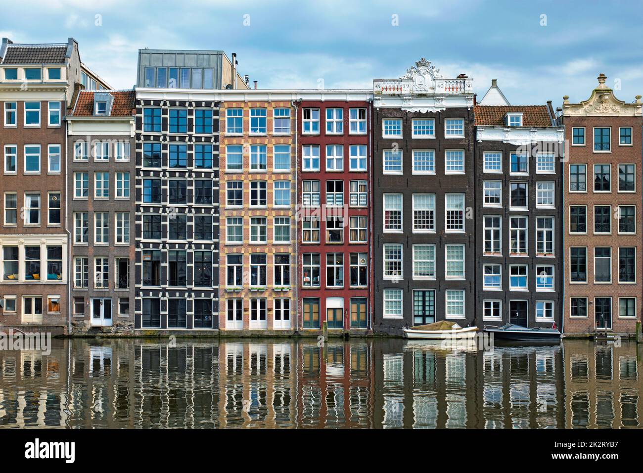 Amsterdam Damrak canal avec maisons, Pays-Bas Banque D'Images