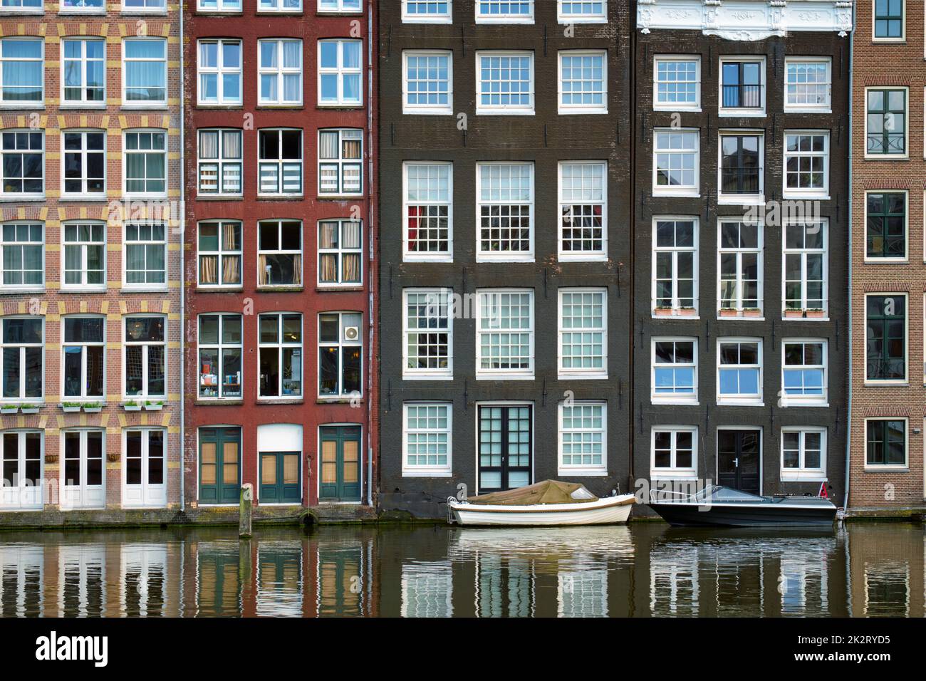 Amsterdam Damrak canal avec maisons, Pays-Bas Banque D'Images