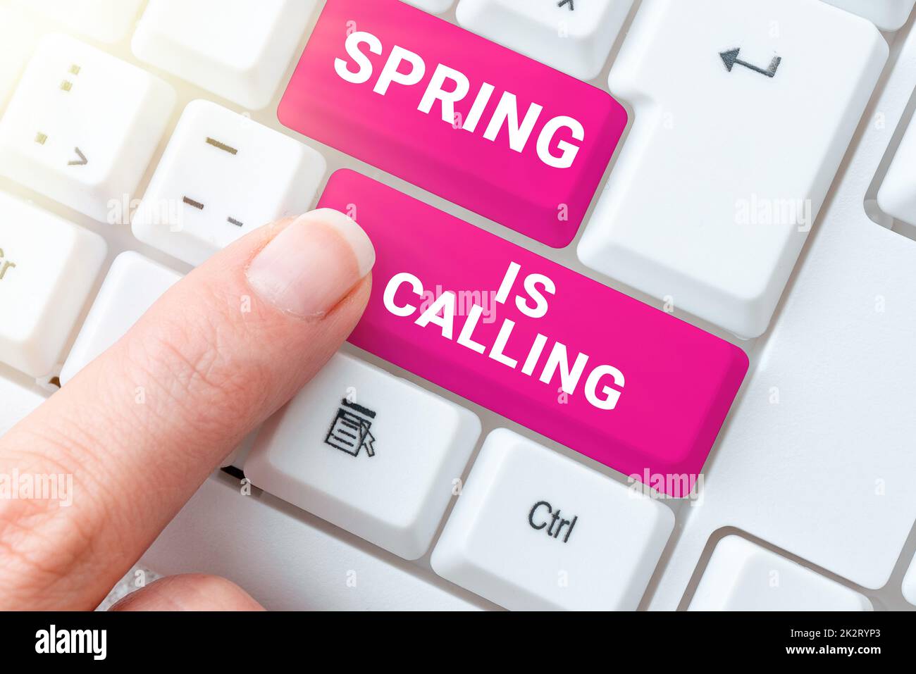 Légende du texte présentant le Père heureux S est le jour. Mot écrit à temps pour les fleurs Mars venir belles couleurs Sunny Banque D'Images