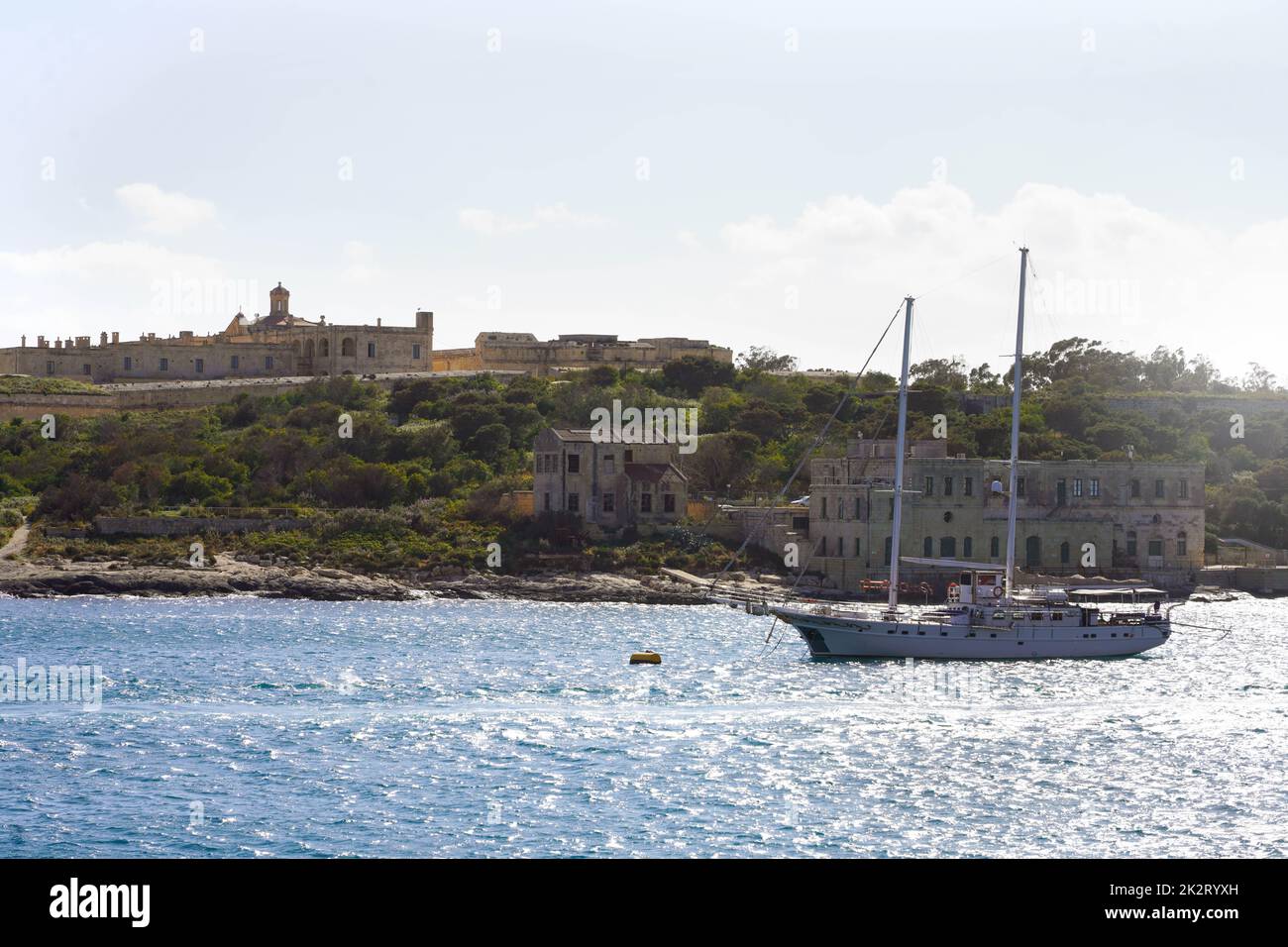 Magnifique voilier sur la mer Méditerranée avec l'île de Malte en arrière-plan Banque D'Images