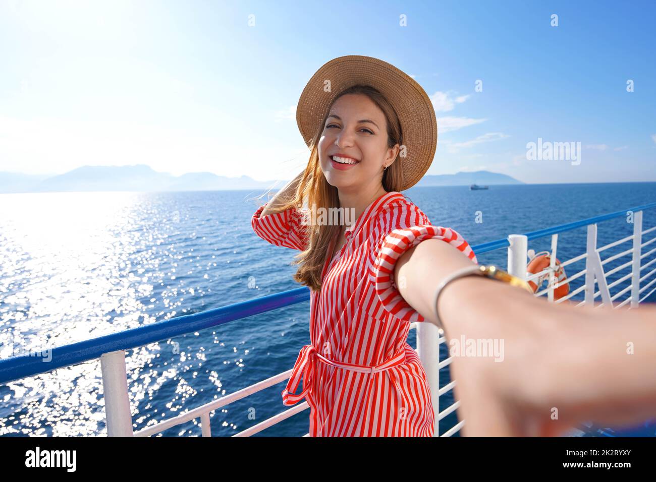 Croisière bateau vacances voyage vacances. Une jeune fille touristique souriante prenant un