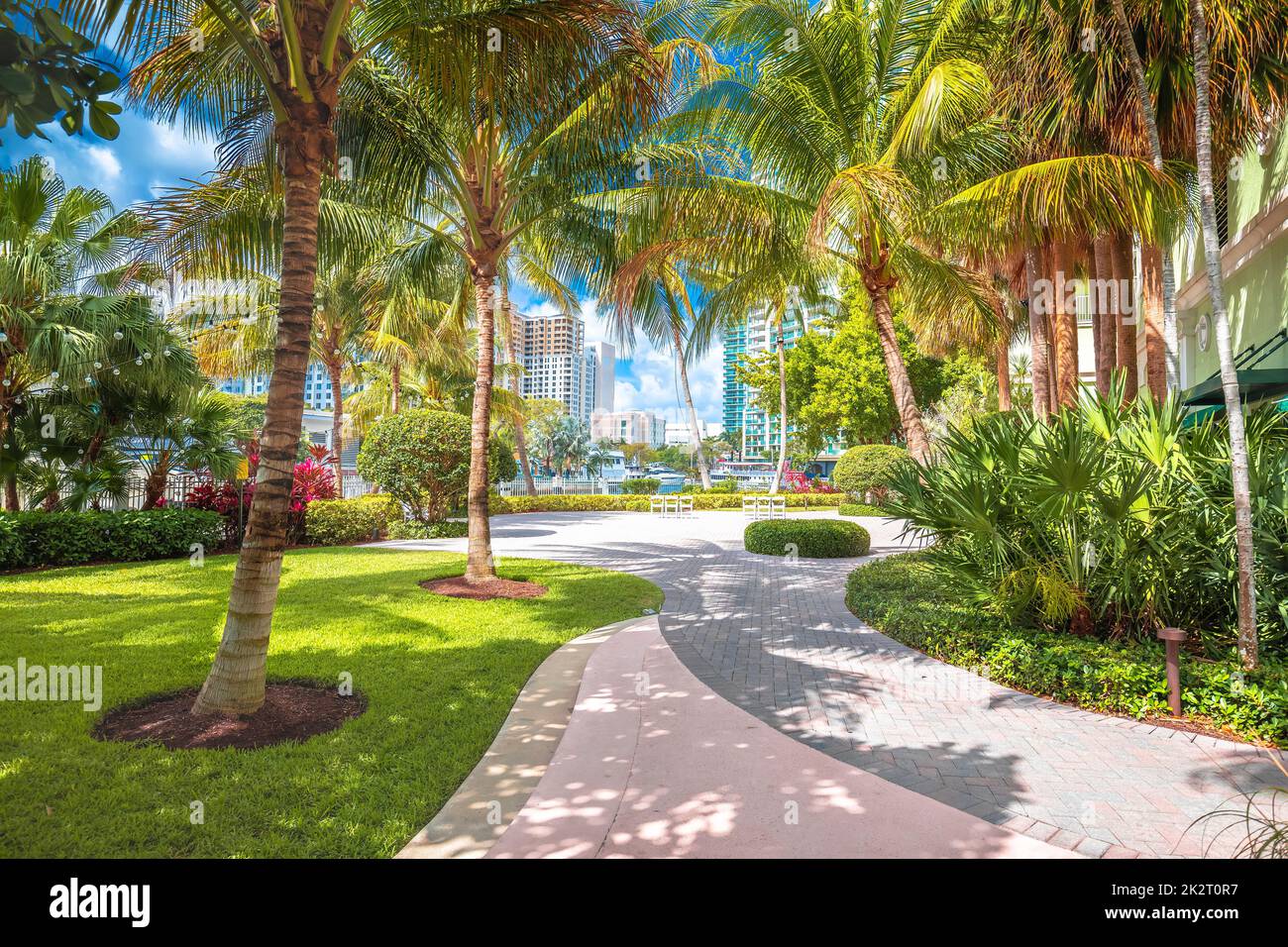 Vue sur la promenade du parc en bordure de l'eau de fort Lauderdale, sud de la Floride Banque D'Images Vue sur la promenade du parc en bordure de l'eau de fort Lauderdale, sud de la Floride Banque D'Images