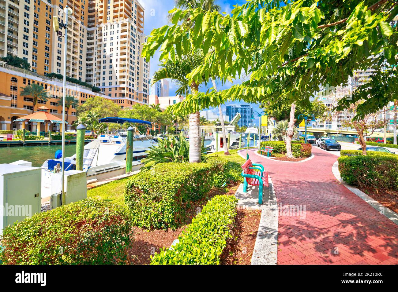 Vue sur la côte touristique de la promenade le long de la rivière de fort Lauderdale, sud de la Floride Banque D'Images Vue sur la côte touristique de la promenade le long de la rivière de fort Lauderdale, sud de la Floride Banque D'Images