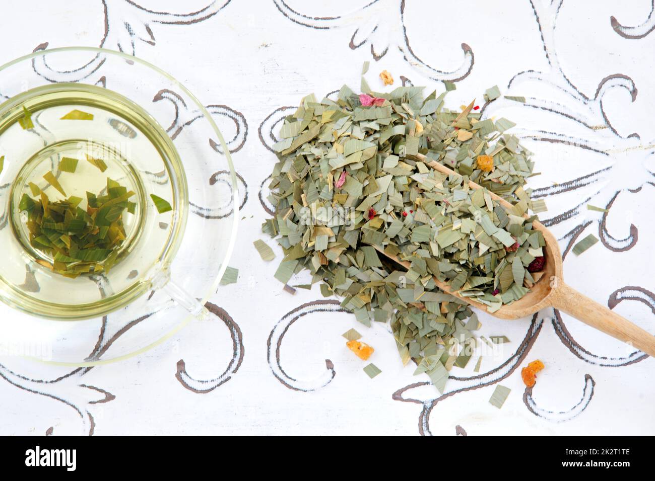 Infusion de tisane de citronnelle dans une pelle en verre et une passoire à thé Banque D'Images