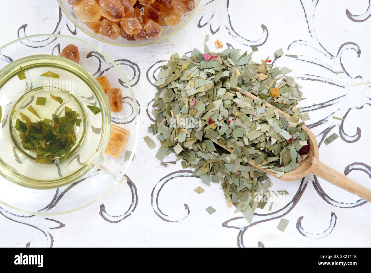 Infusion de tisane de citronnelle dans une pelle en verre et une passoire à thé Banque D'Images