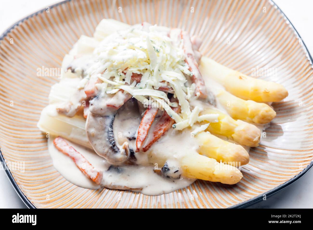 aparagus blanc avec sauce aux champignons et jambon servi avec du fromage bleu Banque D'Images