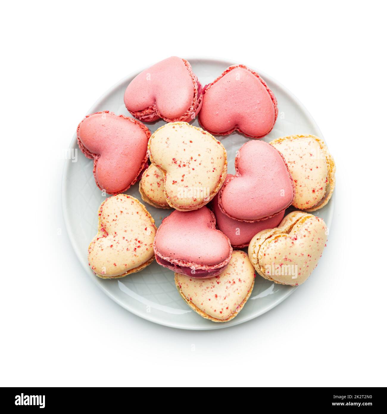 Macarons Sweet en forme de cœur sur une plaque isolée sur fond blanc. Banque D'Images