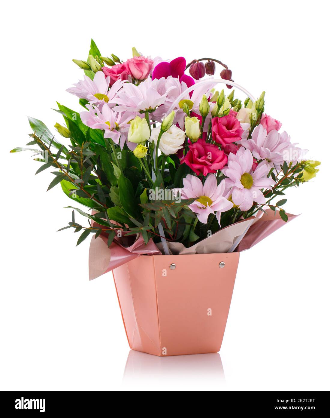 L'arrangement de grandes fleurs dans une boîte a été créé par un fleuriste pour un cadeau de mariage. Banque D'Images