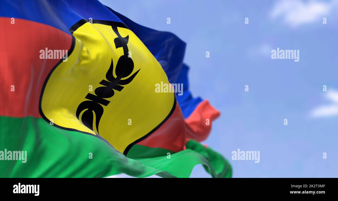 Le drapeau de la Nouvelle-Calédonie agité dans le vent par temps clair Banque D'Images
