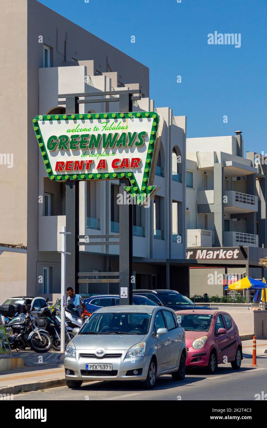 Magasin de location de voitures près de la plage à Rethymno ou Rethymnon une station balnéaire sur la côte nord de la Crète en Grèce. Banque D'Images