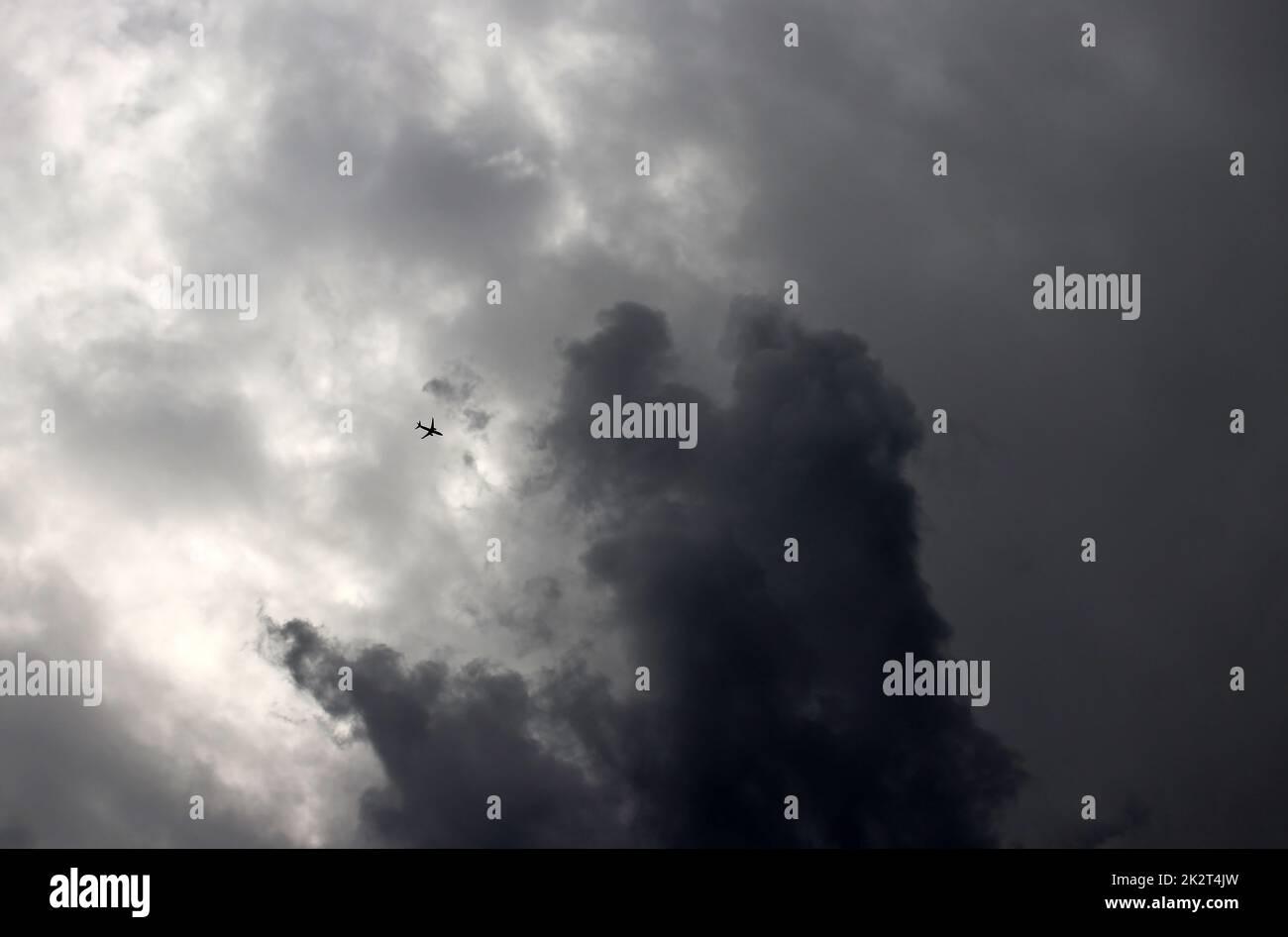 Un avion de passagers vole dans un orage Banque D'Images