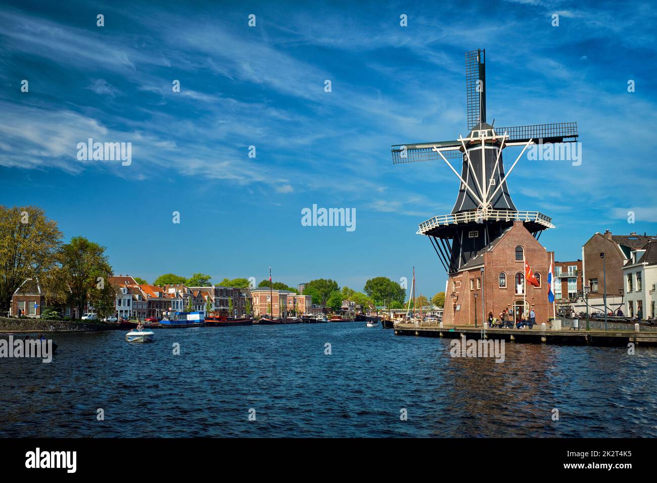 Site touristique de Harlem, moulin à vent de Adriaan sur la rivière Spaarne. Harlem Banque D'Images