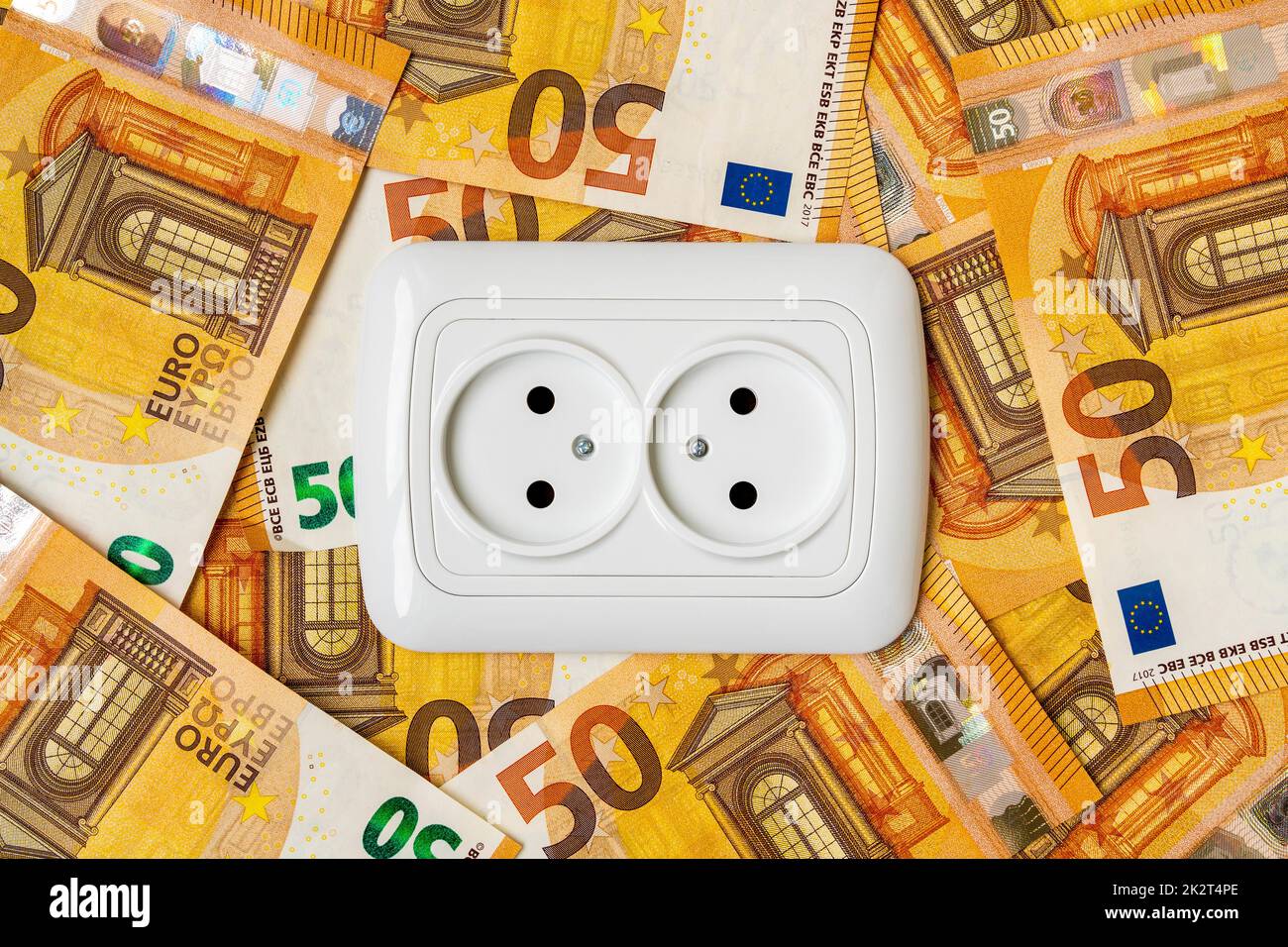 Prise électrique et euro monnaie Banque D'Images